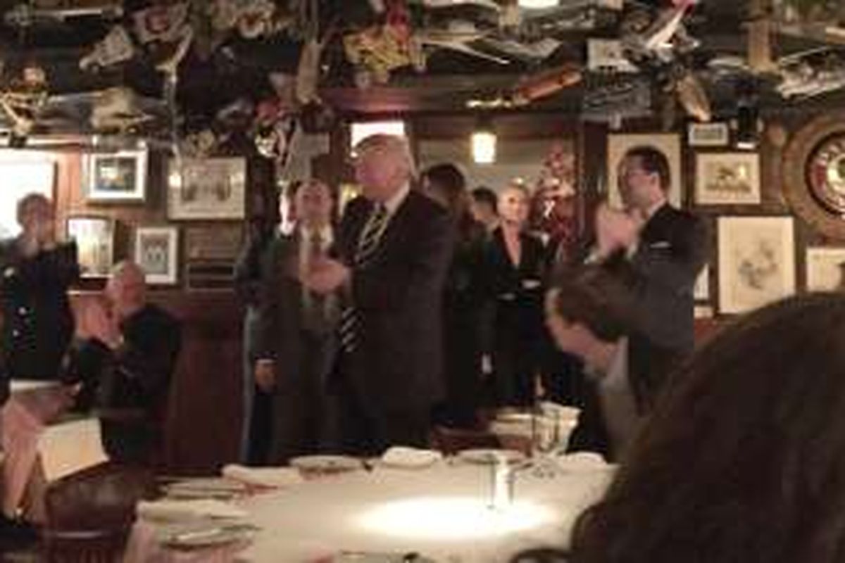 Donald Trump mendapat sambutan meriah dan tepuk tangan saat memasuki sebuah restoran di New York, untuk makan malam bersama keluarga dan tim transisinya. Foto ini diambil oleh wartawati Bloomberg Taylor Riggs yang kemudian mengunggahnya ke Twitter.