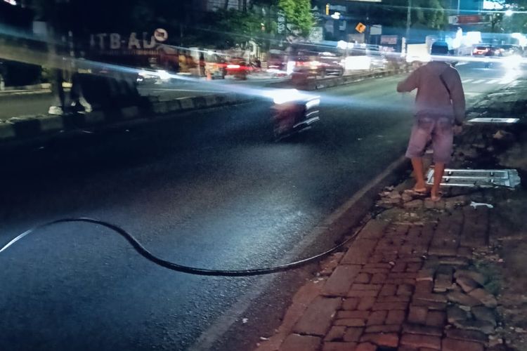 Pemotor Terjatuh Usai Leher Tersangkut Kabel Melintang di Tangsel, Polisi Turun Tangan