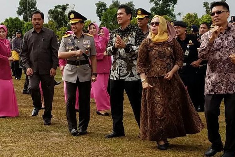 Kapolri Jenderal Tito Karnavian ikut menari di sela peresmian kenaikan status Polda Kepulauan Riau, Jumat (20/1/2017), di Batam, Kepulauan Riau