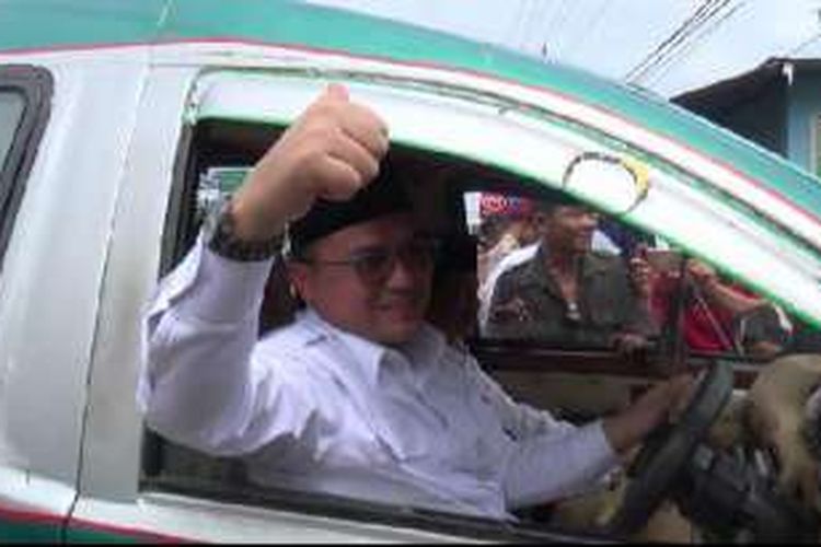 Kandidat gubernur Bangka Belitung Erzaldi Rosman mengemudikan angkot menuju kantor KPUD, Kamis (22/9/2016).