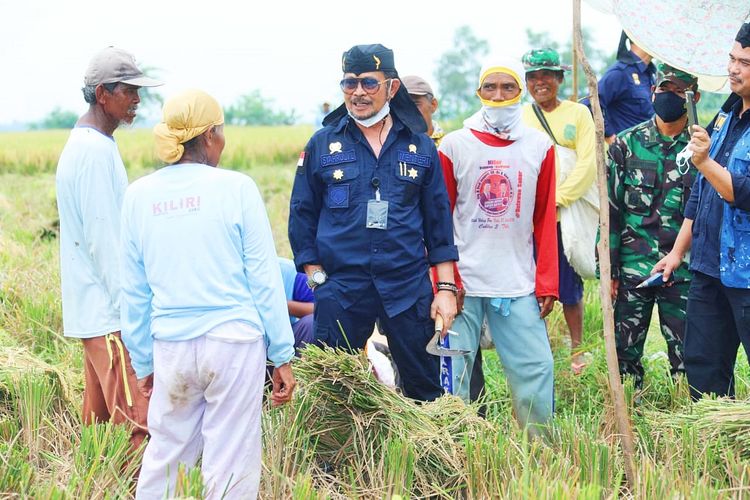 Menteri Pertanian (Mentan) Syahrul Yasin Limpo (SYL) saat mengunjungi para petani di Desa Gombongsari, Kecamatan Rawamerta, Sabtu (13/11/2021).