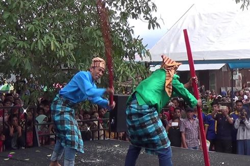 Ritual Ekstrem, Saling Hantam Balok Kayu di Sulawesi Selatan