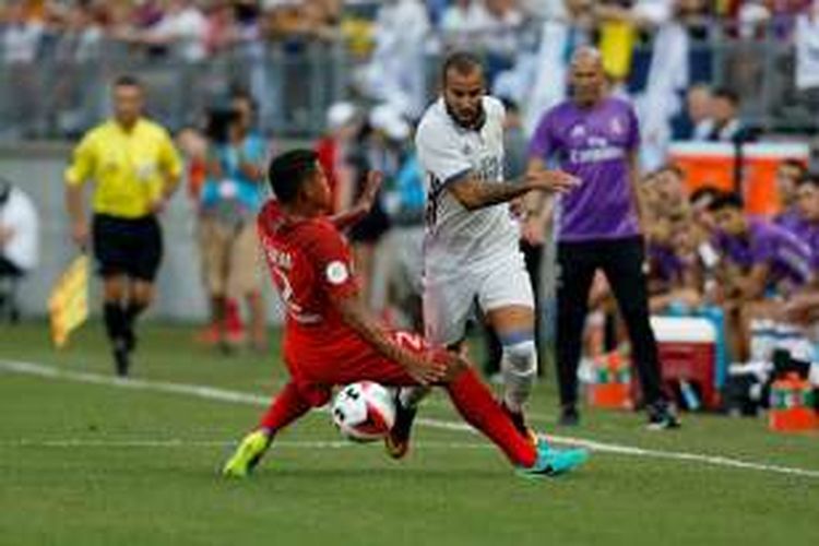 Striker Real Madrid, Jese Rodriguez (putih), coba melewati pemain belakang Paris Saint-Germain, Thiago Silva, saat kedua tim berduel International Champions Cup (ICC), Kamis (28/7/2016) pagi WIB.