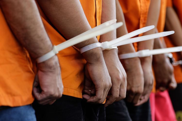 Ilustrasi Pelaku kejahatan ditangkap. Lima sekuriti terduga pembunuhan warga di kebun sawit di Rokan Hilir, Riau, ditangkap polisi