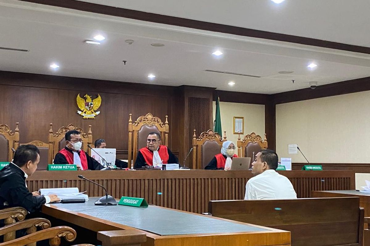 Terdakwa kasus pembunuhan Rudolf Tobing dalam persidangan pemeriksaan saksi di PN Jakarta Pusat, Rabu (14/6/2023).