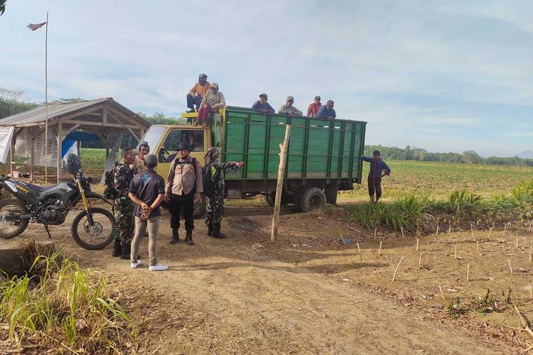 Polisi berdialog dengan warga yang menggarap dan mengklaim lahan PT BSA di Lampung Tengah, Minggu (24/9/2023).