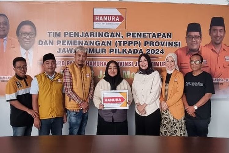 Pasangan Bunda Ita-Mbak Zuli saat menerima SK rekomendasi dari Partai Hanura, Senin (12/8/2024).