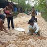 Bertahun-tahun Rusak, Warga Patungan Perbaiki Jalan Desa di Pamekasan