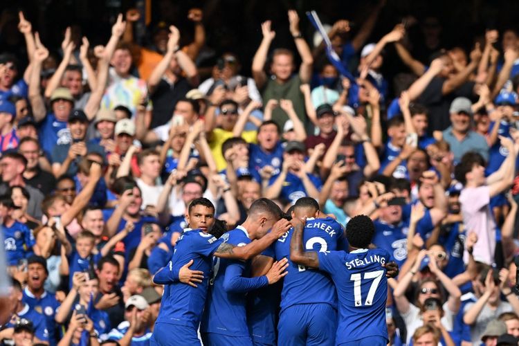 Para pemain Chelsea merayakan gol dalam pertandingan Chelsea vs Tottenham pada pekan kedua Liga Inggris 2022-2023 di Stadion Stamford Bridge, Minggu (14/8/2022). 