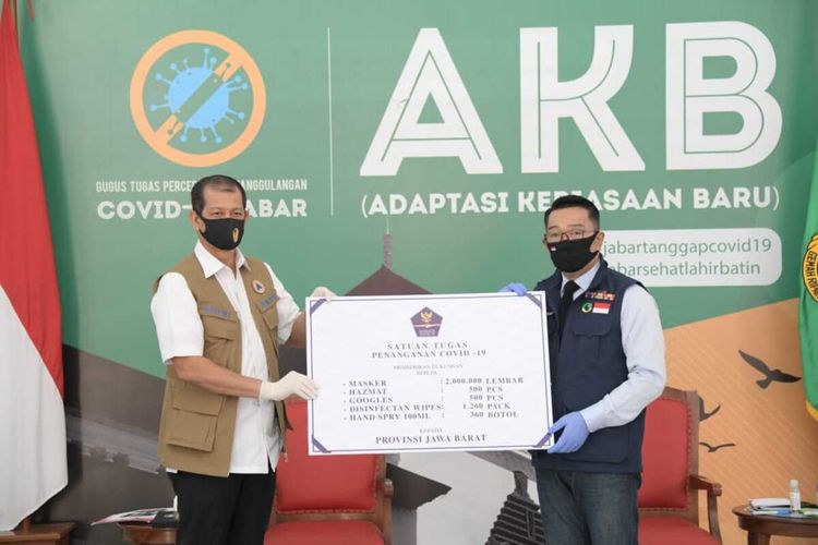 Kepala BNPB Letjen TNI Doni Monardo secara simbolis memberikan bantuan dua juta masker dan alat medis kepada Gubernur Jabar Ridwan Kamil di Gedung Pakuan, Kota Bandung, Kamis (6/8/2020).