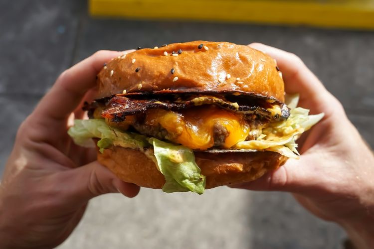 Makan fast food atau makanan cepat saji memengaruhi kemampuan otak seseorang dalam mengingat.
