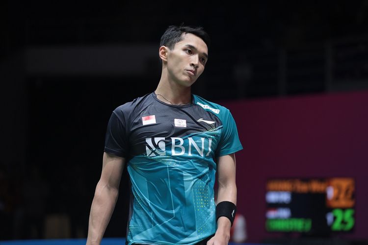 Tunggal putra Indonesia Jonatan Christie saat melawan wakil Taiwan Wang Tzu Wei dalam rangkaian 32 besar Malaysia Masters 2022 di Axiata Arena, Kuala Lumpur, pada Rabu (6/7/2022).