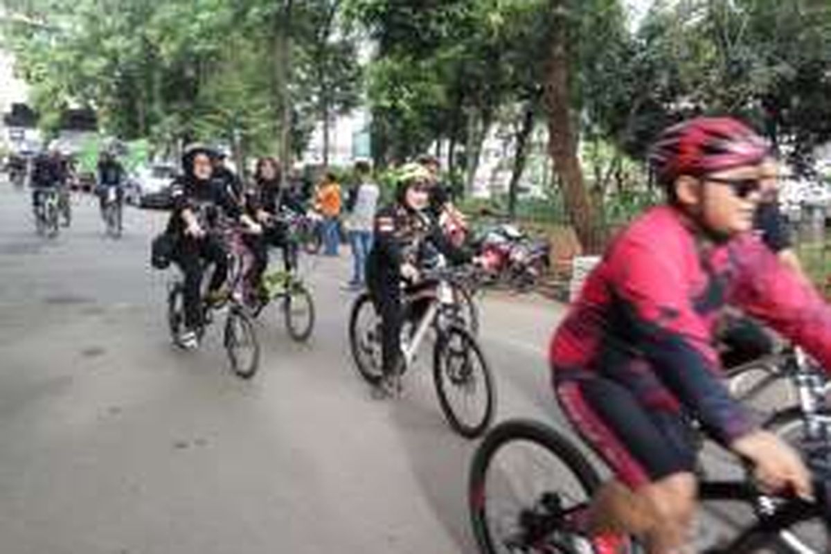 Calon wakil gubernur DKI Jakarta, Sylviana Murni saat bersepeda di Taman Sepeda Melawai, Jakarta Selatan, Minggu (15/1/2017).