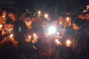 Tangis Haru di Rumah Duka dr Icha, Sang Ayah Bersujud di Hadapan Bupati TTU Memohon Keadilan