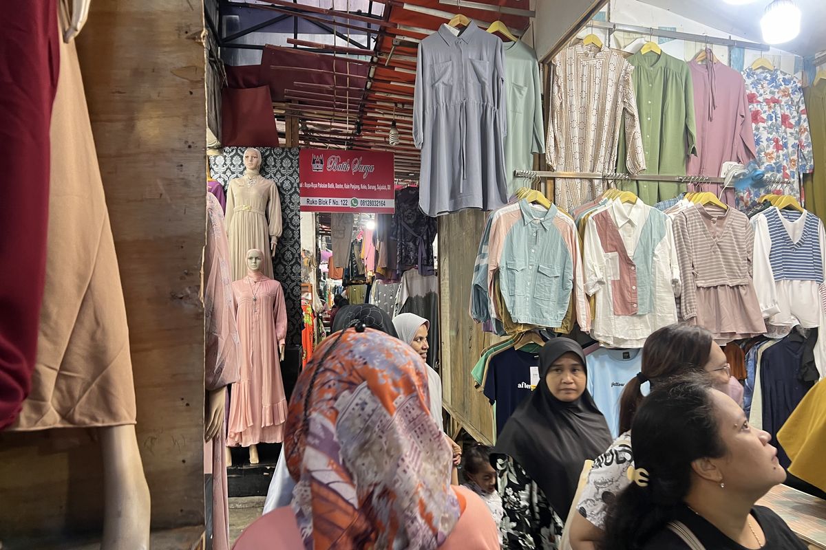 Menjelang Ramadhan, pembeli sudah memadati jalanan kecil di Pasar Tanah Abang Blok F sudah nampak di lalui para pengunjung sejak pukul 07.30 WIB, Minggu (10/3/2024).