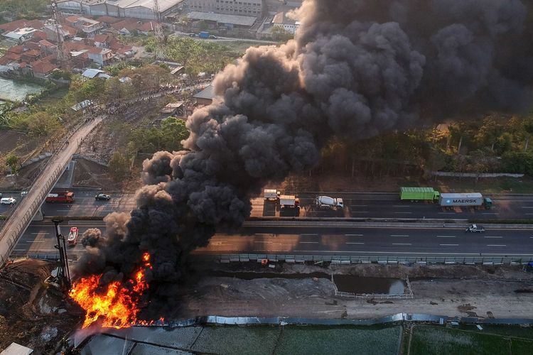 Foto udara kebakaran pipa minyak milik PT Pertamina di Melong, Cimahi, Jawa Barat, Selasa (22/10/2019). PT Pertamina masih melakukan investigasi terkait kebakaran pipa milik pertamina itu yang letaknya berdekatan dengan proyek Kereta Cepat Indonesia China (KCIC) Jakarta-Bandung.