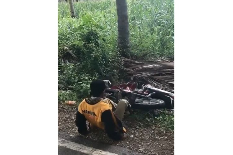 Tangkapan layar video viral seorang pria rusak sepeda motor karena enggan ditilang.