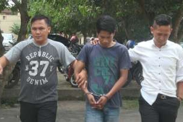 Tersangka Gusti Hidayat dibawa ke ruang riksa Satnarkoba Polres Ogan Ilir dengan tangan diborgol untuk menjalani pemeriksaan