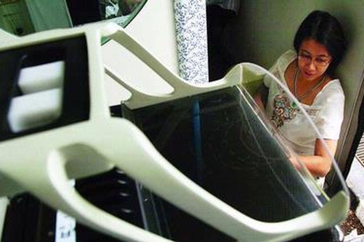 Unit Mobil Mamografi bertujuan memberikan kemudahan kepada warga untuk mendeteksi dini kanker payudara dengan menggunakan sistem sinar-X, yang diluncurkan Yayasan Kesehatan Payudara Jakarta. Seorang ibu menunggu untuk diperiksa di mobil mamografi pada operasi pertamanya di halaman parkir Jakarta Convention Center. 