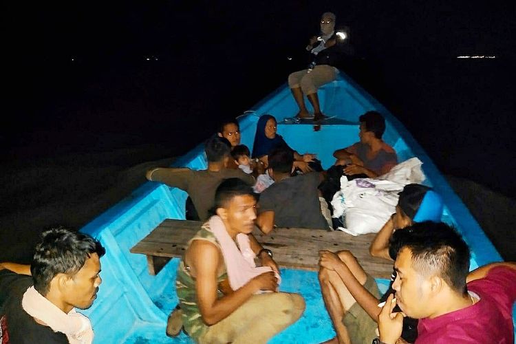 Sebanyak 20 orang tenaga kerja Indonesia (TKI) ilegal kembali diamankan oleh Tim Fleet One Quick Response (F1QR) Lanal Tanjung Balai Asahan Lantamal I, Koarmada I pada Minggu (26/4/2020) dini hari di Tanjung Siapi-api, Asahan. Mereka terdiri dari 13 orang laki-laki dan 7 orang wanita termasuk 1 balita perempuan.