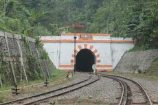 Menanti Kereta Api Berhenti di Stasiun Lampegan