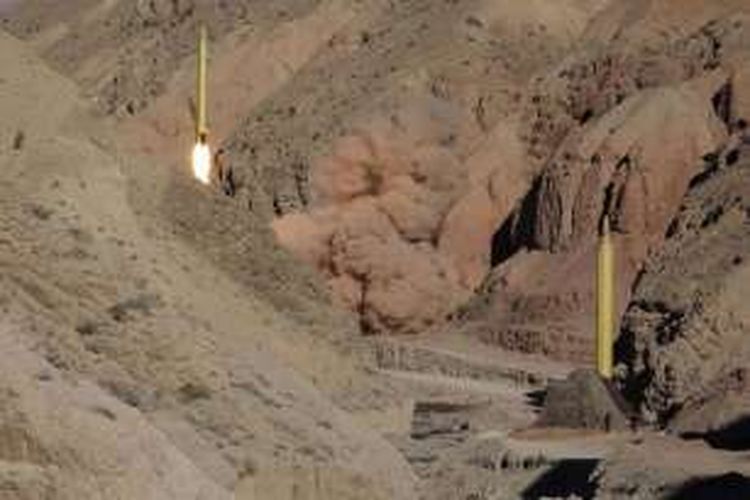 Rudal balistik jarak jauh Qadr saat peluncuran di kawasan Pegunungan bagian utara Iran, 9 Maret 2016. Iran mengatakan, angkatan bersenjatanya menembakkan dua rudal balistik untuk menentang peringatan AS.