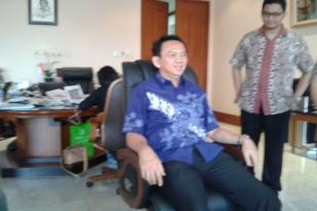Wakil Gubernur DKI Jakarta Basuki Tjahaja Purnama saat menjajal kursi kerjanya yang baru, Kamis (27/3/2014)