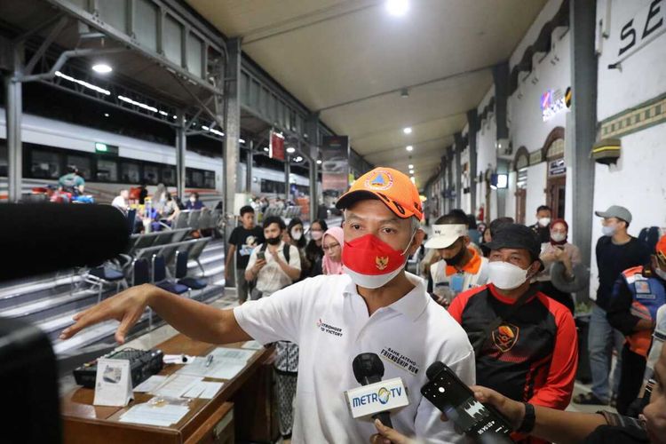 Gubernur Jateng Ganjar Pranowo meninjau kondisi banjir di Stasiun Tawang, Semarang, Minggu (1/1/2023).