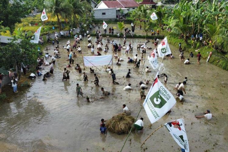 Relawan Ganjar-Mahfud di Lombok Timur Gelar Event Begasap, Keseruan Berburu Ikan di Sawah