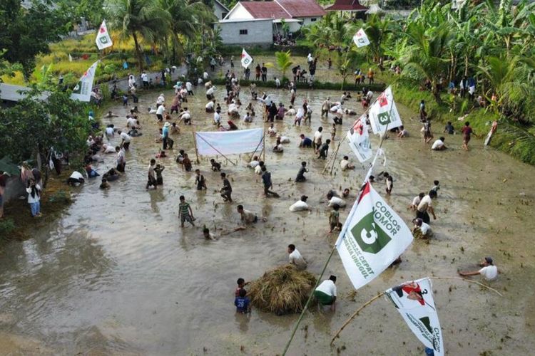 Keseruan relawan Ganjar-Mahfud dalam event begasap atau tangkap ikan di sawah yang berlangsung di Desa Loyok, Kecamatan Sakra, Lombok Timur, Selasa (23/1/2024).