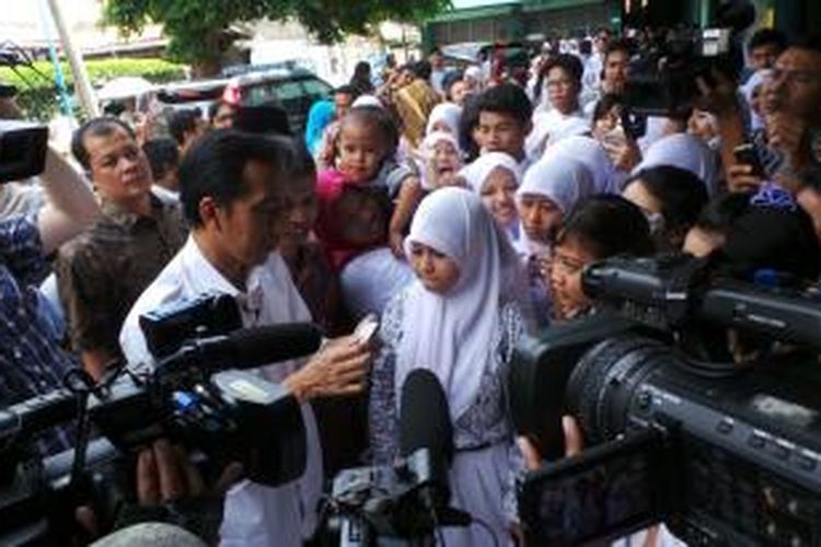 Gubernur DKI Jakarta Joko Widodo meninjau SMK Yappenda di Tanjung Priok, Jakarta Utara, Kamis (21/11/2013).