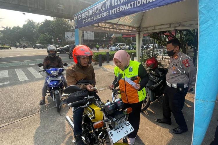 Ilustrasi tilang uji emisi pada motor 2 tak