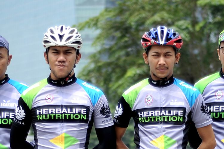 (Dari kiri ke kanan) Duenno Ludissa, Arga Budirahman, Hamzah Muttaqien, dan Hendi
Rachmat mewakili Westbike Messenger Service untuk balapan Holy Crit 2017 Malaysia.