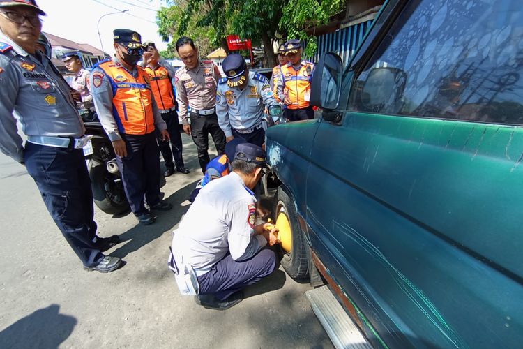 Petugas Dishub Kota Cimahi menggembok kendaraan roda empt yang parkir sembarangan, Kamis (12/9/2024).