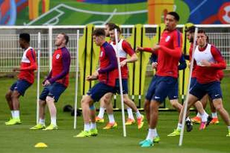 Kapten Inggris, Wayne Rooney (kedua dari kiri) berlatih bersama rekan-rekannya jelang pertandingan babak 16 besar Eropa Piala Eropa 2016 melawan Islandia di Stade du Bourgognes, Senin (27/6/2016). 