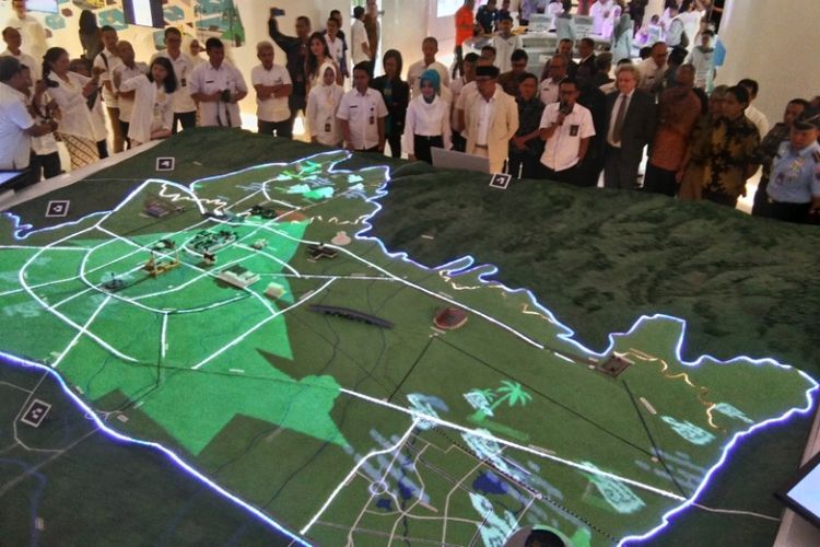 Wali Kota Bandung Ridwan Kamil saat meninjau maket cekungan Bandung di Bandung Planning Gallery