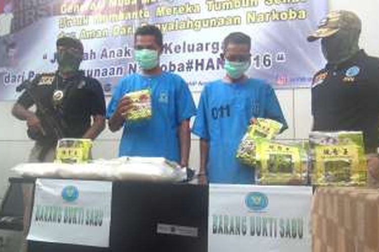BNNP Aceh kembali menggagalkan peredaran 17 kilogram narkoba jenis sabu dengan menangkap 3 pelaku pengedar di Aceh Utara. Satu diantaranya adalah oknum personil aktif TNI AD.