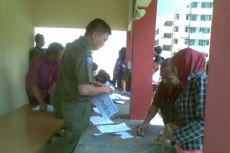 Warga dari Pluit dan Muara Baru sedang melakukan pendaftaran di Rusun Marunda Cluster C-2, Cilincing Jakarta Utara, Senin (15/07/2013). Sebagian warga sudah ada yang menempati Rusun walaupun sebenarnya belum layak huni.