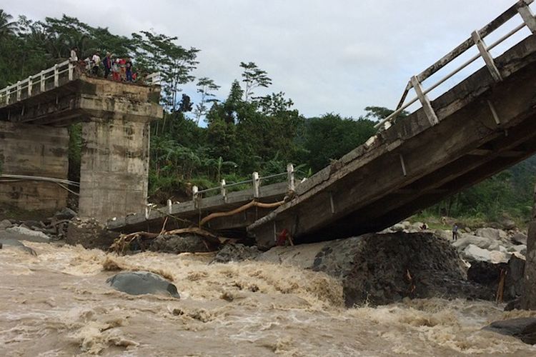 Kondisi jembatan putus di Desa Luragung, Kandangserang, Kabupaten Pekalongan, Jawa Tengah.