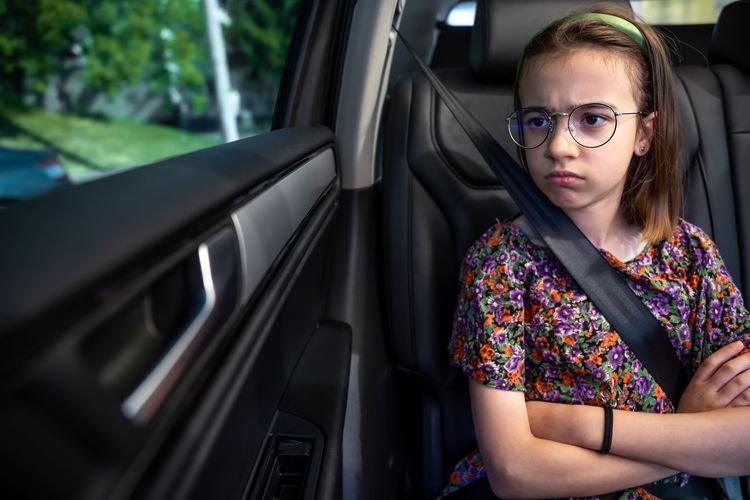 Anak tantrum di mobil dalam perjalanan? Simak penyebab dan cara mencegahnya menurut psikolog.