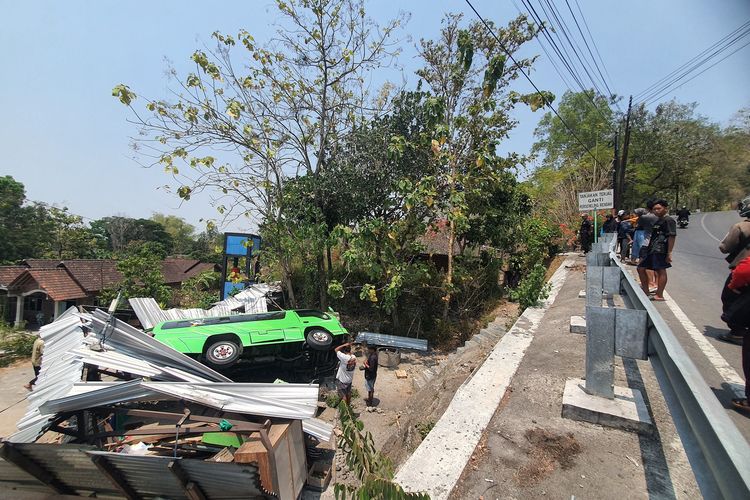 Gagal Lewati Tanjakan Ekstrem Bundelan Gunungkidul, Minibus Mundur Masuk Jurang