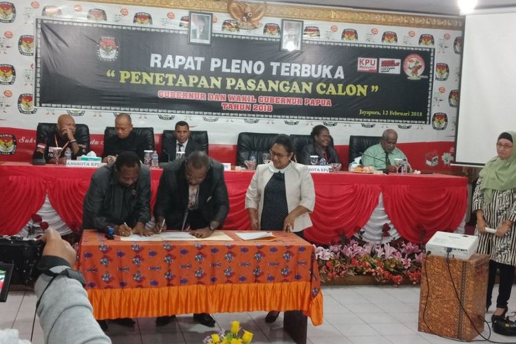 Penandatanganan berita acara penundaan oleh Ketua KPU, Bawaslu, dan MRP, Senin (12/2/2018).