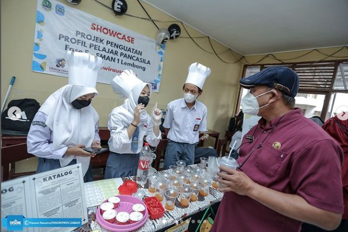 Siswa SMAN 1 Lembang membuat inovasi dengan mengubah kulit buah semangka dan mangga menjadi cupcake dan sirup.