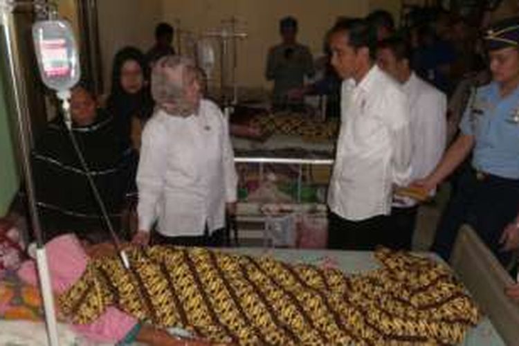 Presiden Joko Widodo saat menjenguk korban gempa Aceh di RSUD Teungku Chik Ditiro, Kota Sigli, Kabupaten Pidie, Jumat (9/12/2016).