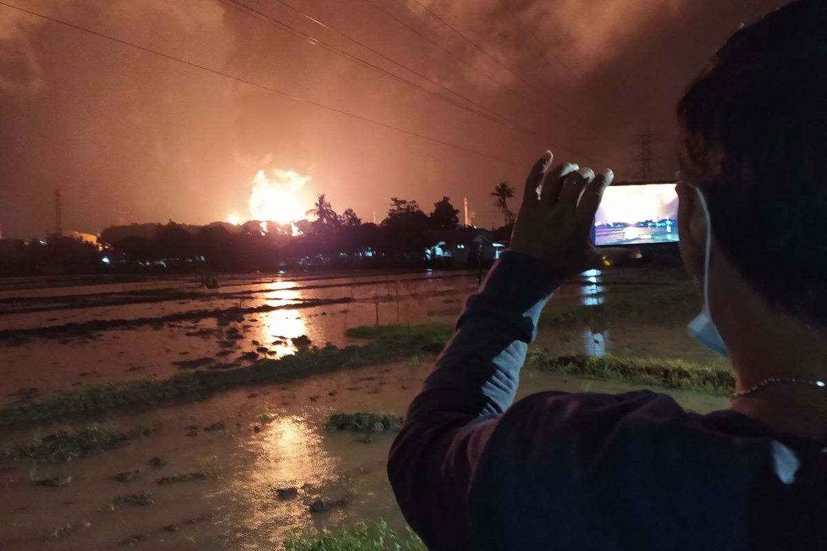 Kebakaran tangki di area PT Kilang Pertamina Internasional (KPI) Cilacap, Jawa Tengah, Sabtu (13/11/2021) malam.