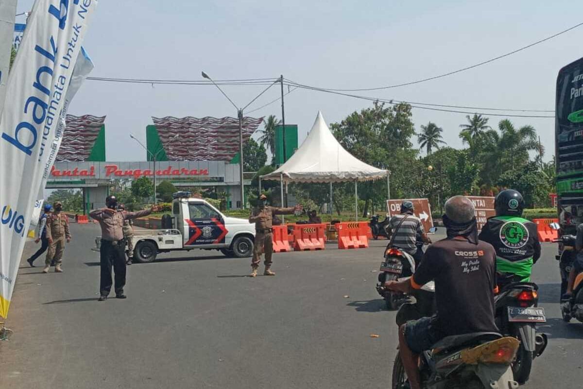 Gerbang masuk utama Pantai Pangandaran ditutup Minggu pagi (23/5/2021) pukul 05.00 WIB. Personel kepolisian mengarahkan kendaraan wisatawan ke Lapangan Merdeka untuk memutar arah lalu kembali ke jalur keluar objek wisata Pantai Pangandaran atau arah Ciamis.