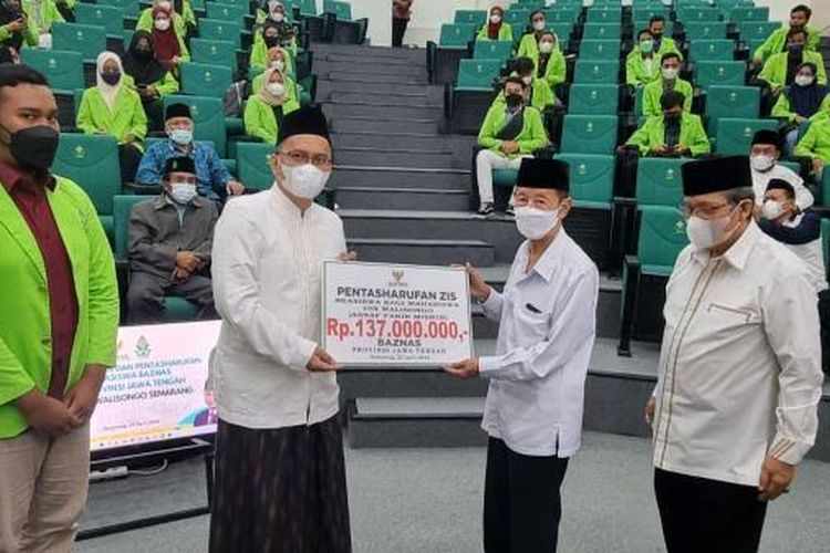 Ketua Badan Amil Zakat Nasional (Baznas) Provinsi Jawa Tengah, Ahmad Darodji menyalurkan sebagian zakat ASN Jateng ke pihak UIN Walisongo Semarang, Selasa (25/10/2022).