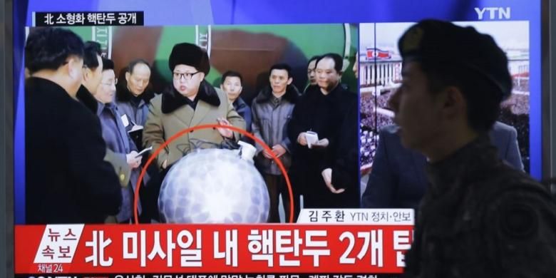 Seorang tentara Korsel mengamati penayangan berita terkait pemimpin Korut Kim Jong-un di stasiun di kereta api di Seoul, Korsel.