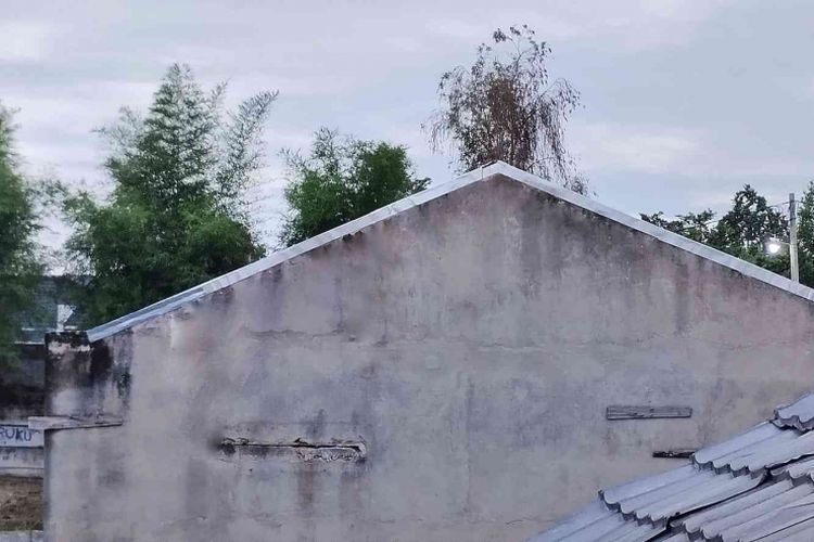 Kondisi terkini rumah tetangga yang bagian tanggul atapnya sudah diganti untuk menghindari kebocoran saat hujan tiba 
