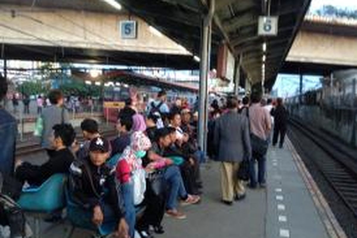 Kondisi Stasiun Tanah Abang, Jakarta Pusat, terpantau normal, Rabu (22/4/2015) sore.

